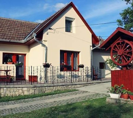 ホテルZempleni Vendeghaz Erdőbénye エクステリア 写真