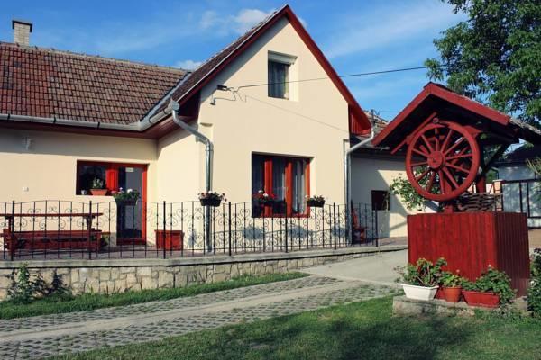 ホテルZempleni Vendeghaz Erdőbénye エクステリア 写真